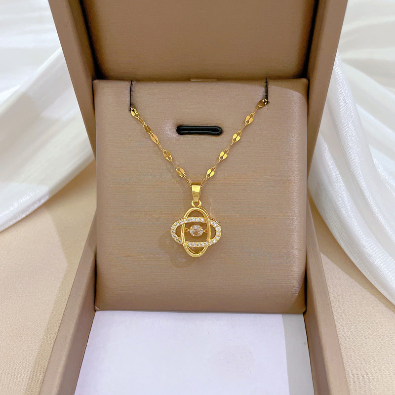 Collana con pendente in acciaio inossidabile di lusso a quadrifoglio per donna con intarsio di strass, design geometrico, catena delicata per clavicola