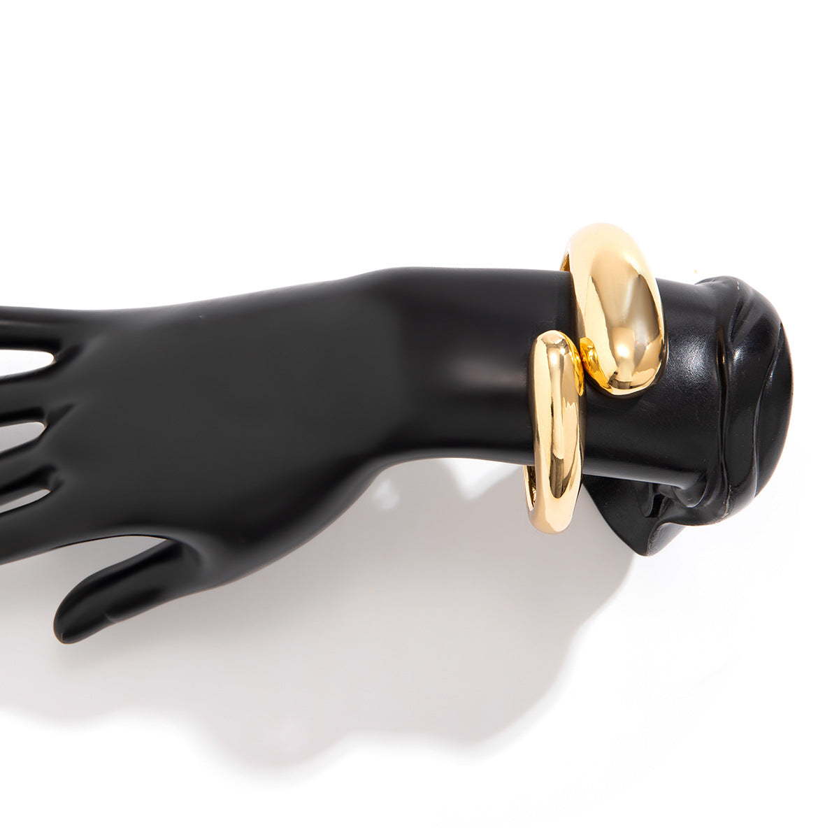 Bracciale a manetta in metallo lucidato a forma di goccia d'acqua oversize con finitura a specchio e design geometrico