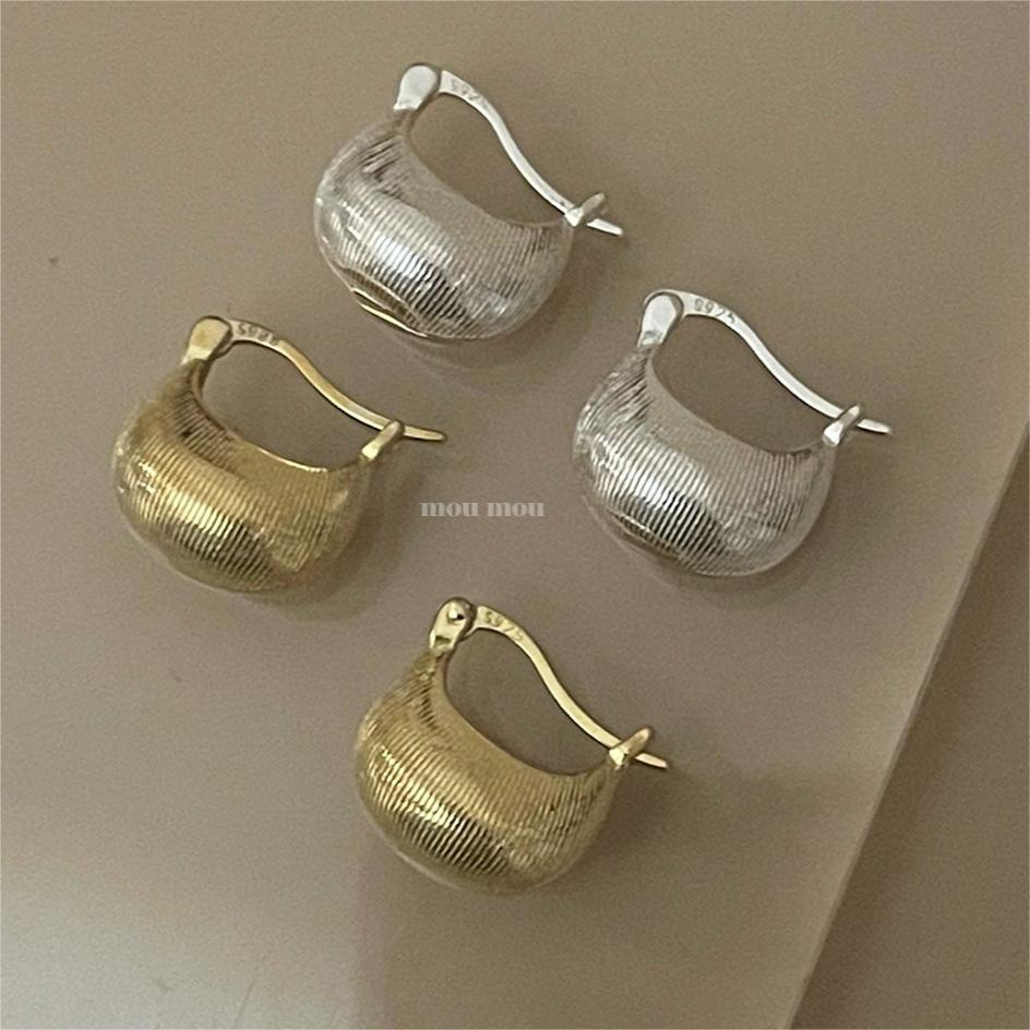 Pendientes de tachuela con letras geométricas minimalistas en plata de ley 925 con baño de oro