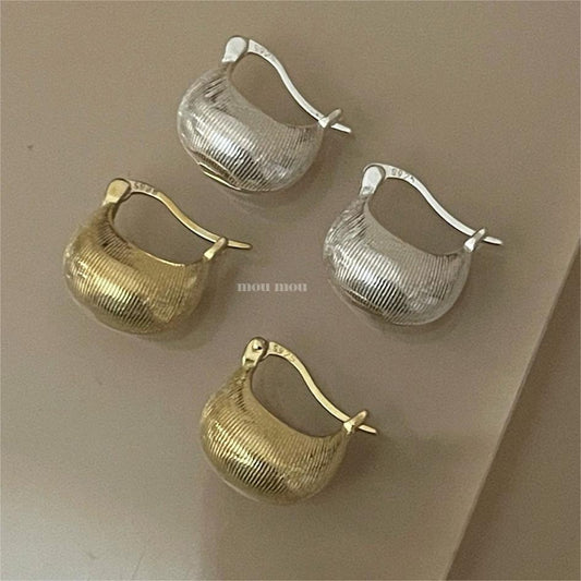 Pendientes de tachuela con letras geométricas minimalistas en plata de ley 925 con baño de oro