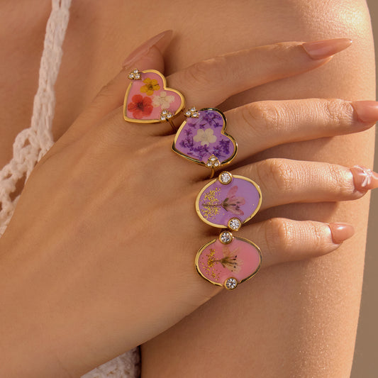 Anello alla moda in acciaio al titanio a forma di cuore con intarsio di fiori secchi da donna, fascia in acciaio inossidabile elettroplaccato, gioielli chic minimalisti da ufficio
