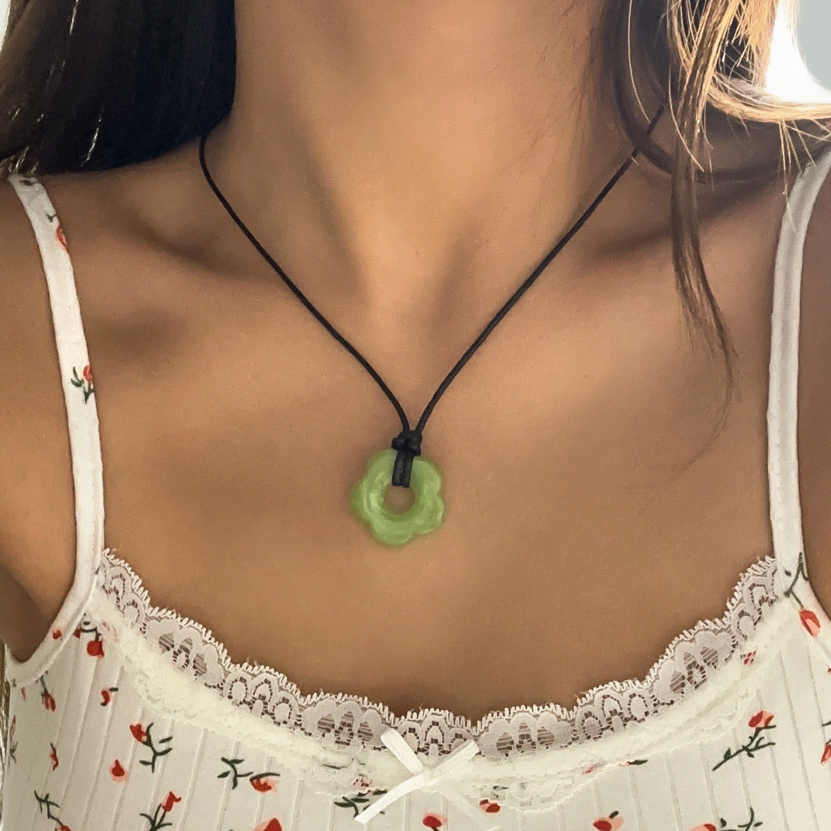 Collana con Pendente Floreale Rustico da Donna con Design Acrilico Intagliato su Cordino di Cotone Cerato