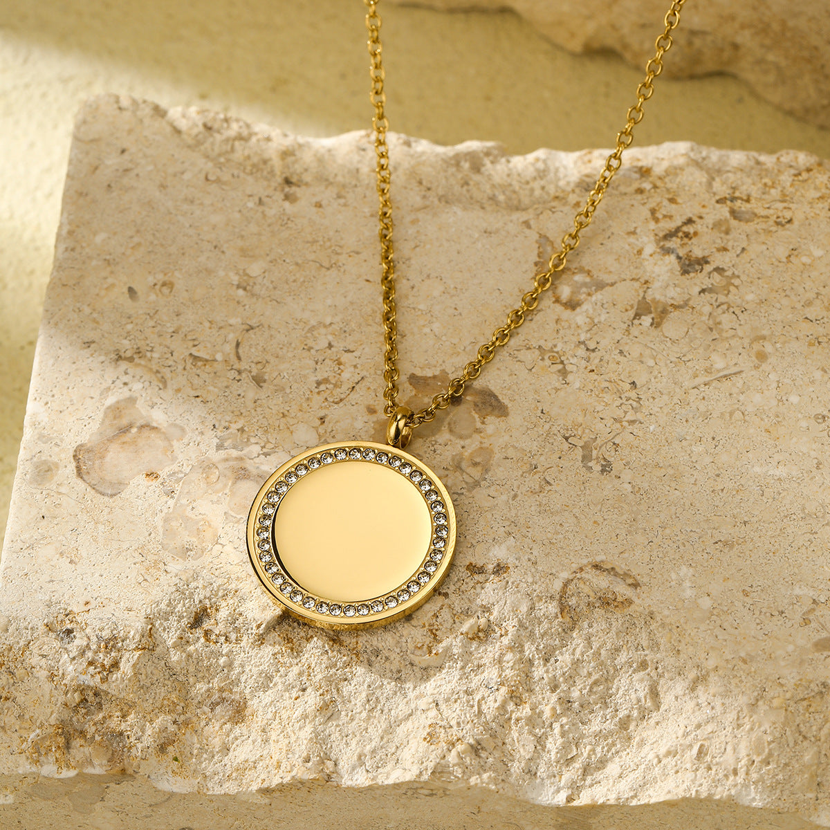 Collar de acero de titanio minimalista con incrustaciones de diamantes de imitación redondos y en forma de corazón para mujer con acabado chapado