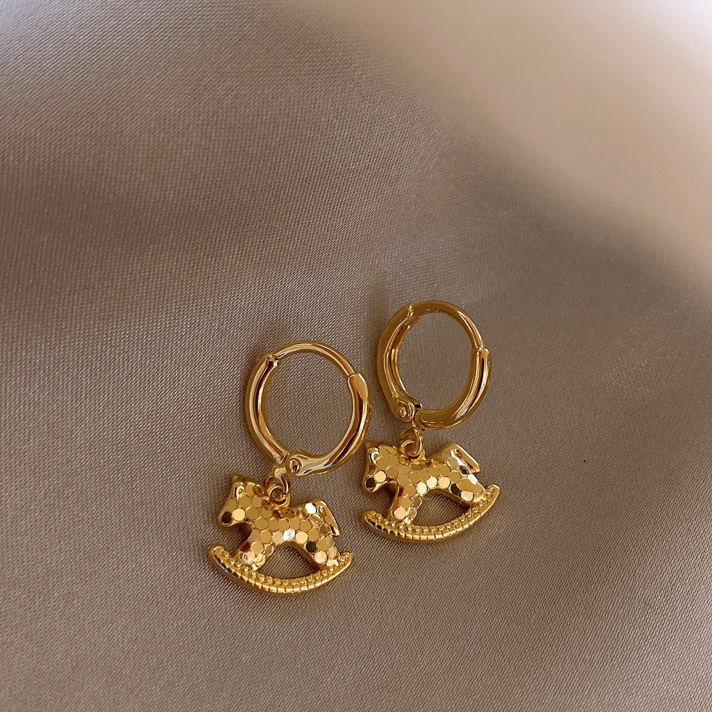 Orecchini a perno geometrici minimalisti in metallo con finitura placcata da donna, gioielli per l'orecchio lussuosi, alla moda e versatili per tutti i giorni
