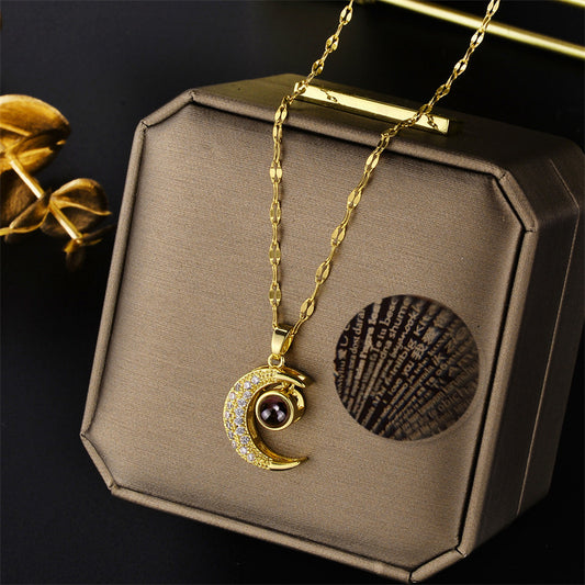 Collana con Pendente Minimalista a Forma di Luna in Acciaio al Titanio con Finitura Placcata e Intarsi di Strass da Donna