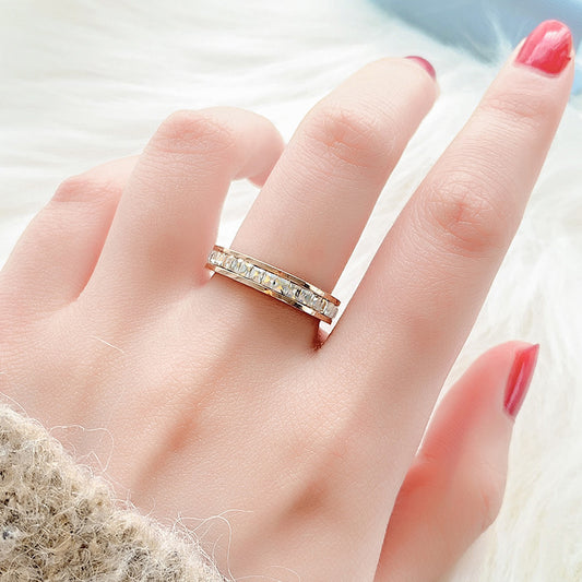 Anillo minimalista cuadrado de titanio y acero con incrustaciones de pedrería para mujer y hombre. Banda de moda unisex.