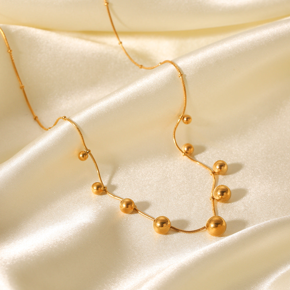 Collana a catena a serpente geometrica minimalista in acciaio inossidabile con ciondolo in acciaio al titanio e nappe placcate color oro da donna