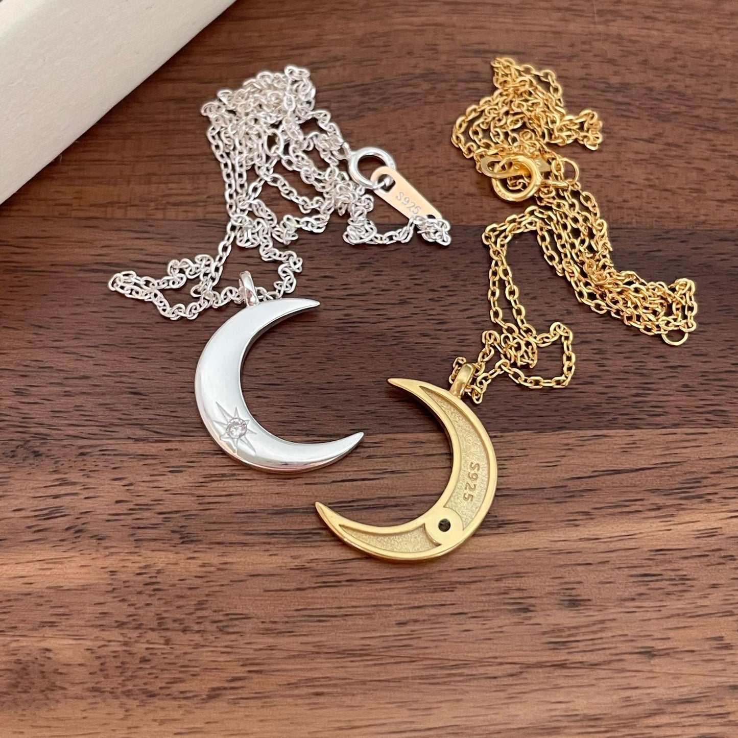 Collana con ciondolo lunare minimalista in argento sterling 925 con catena irregolare da donna