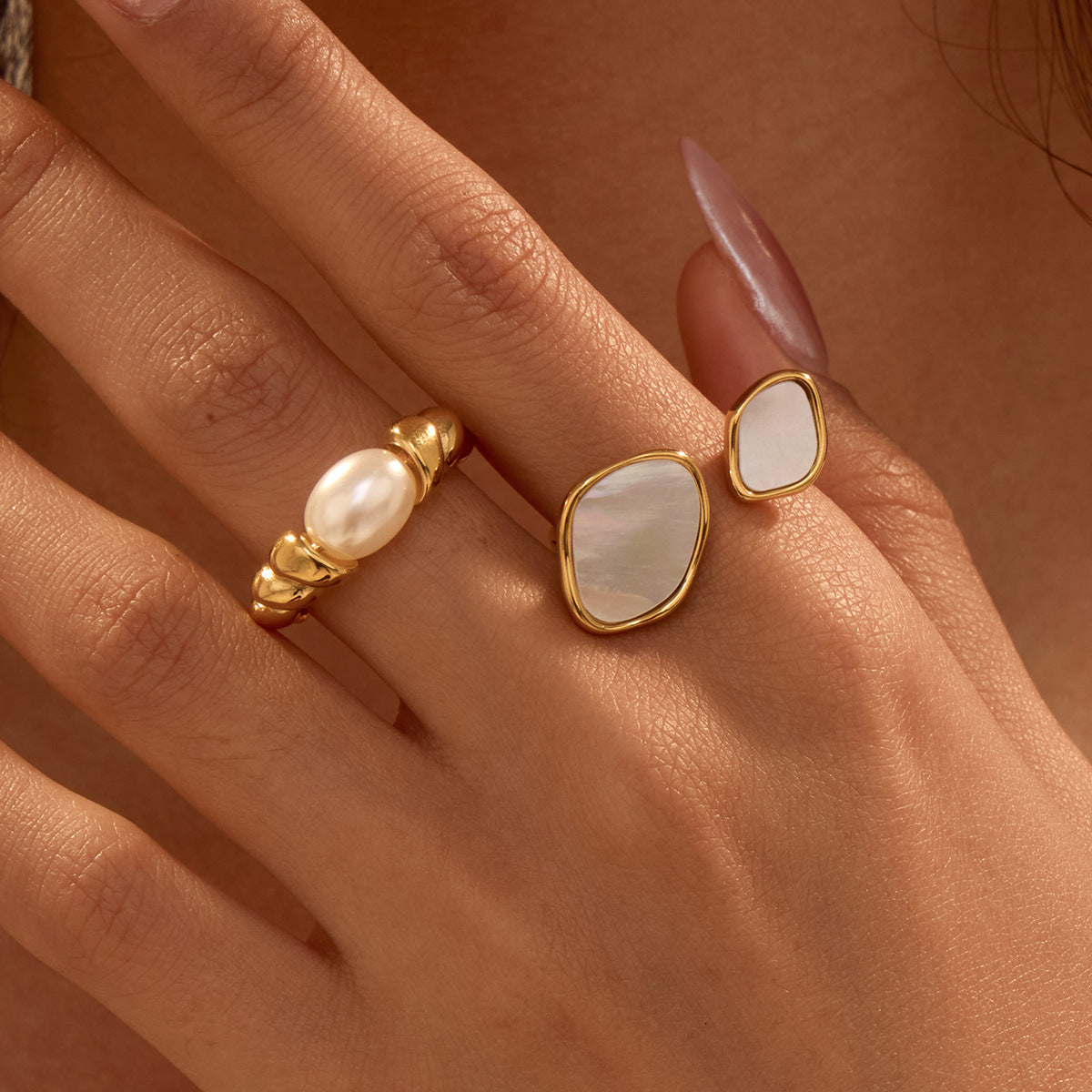 Anello Minimalista Geometrico in Acciaio Inossidabile con Madreperla Bianca, Placcatura in Oro 18K e Design Intrecciato Irregolare