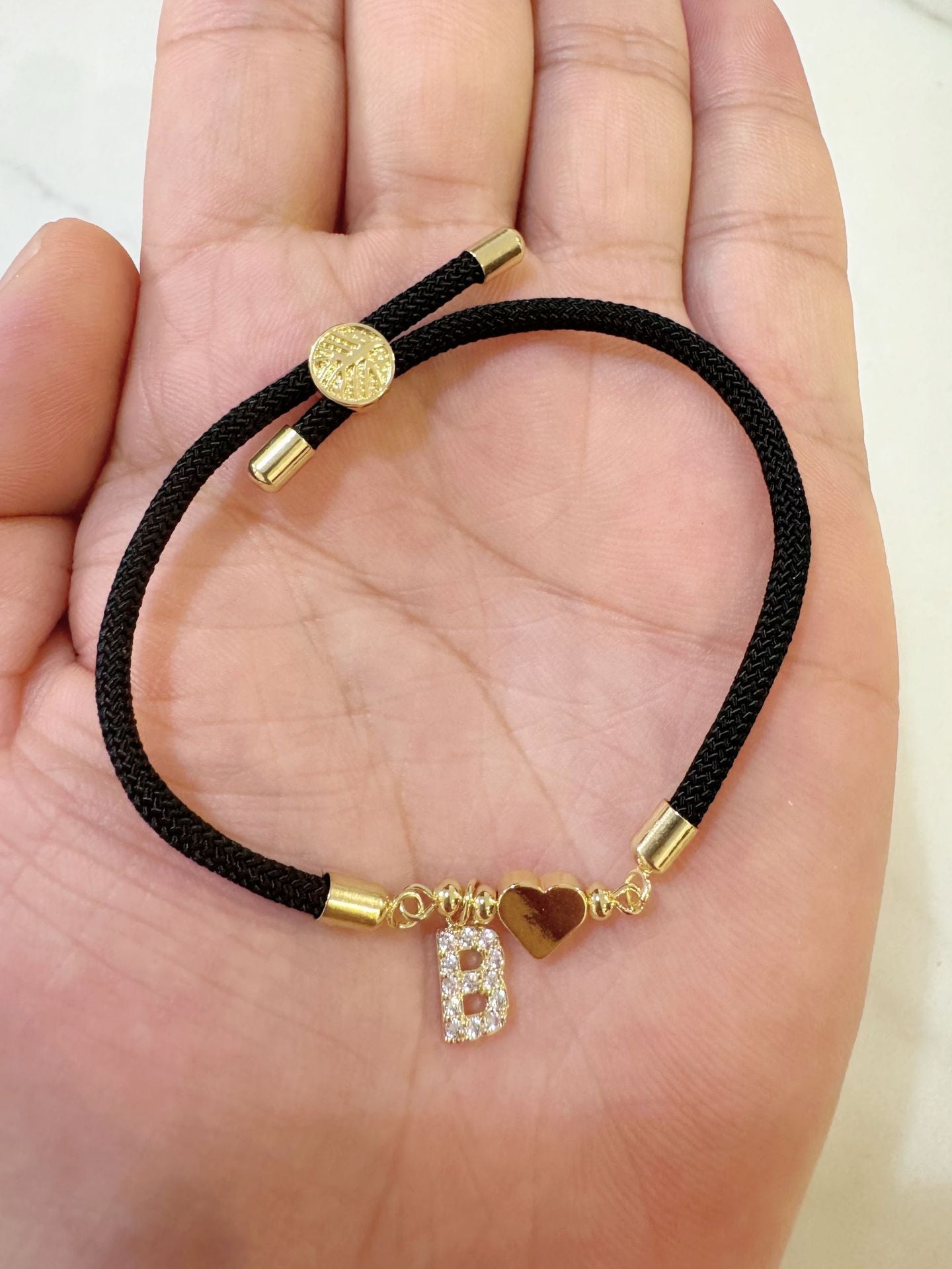 Pulsera minimalista de circonita cúbica con corazón de letra chapada en latón y cordón ajustable