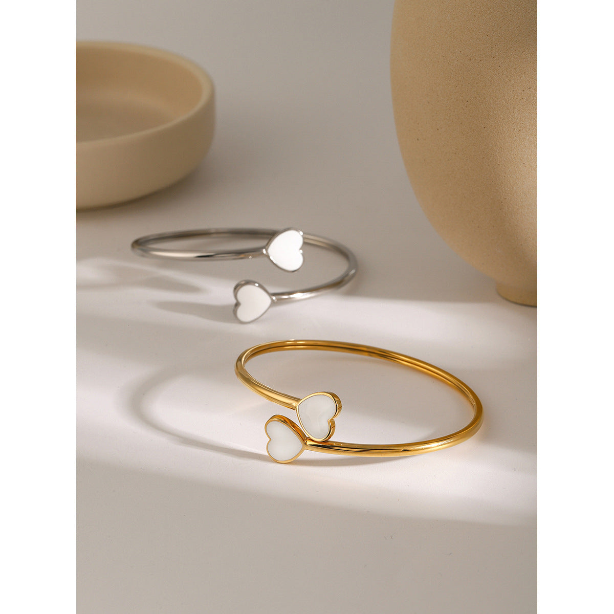 Bracciale a Polsino Aperto Minimalista in Acciaio Inossidabile Placcato Oro 18K con Cuore Smaltato Bianco per Donna