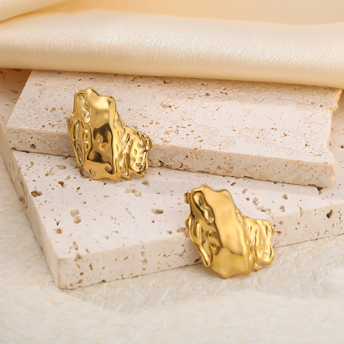 Orecchini geometrici asimmetrici minimalisti in acciaio inossidabile placcato oro 18K con dettagli a rombo e circolari, anallergici e resistenti all'ossidazione