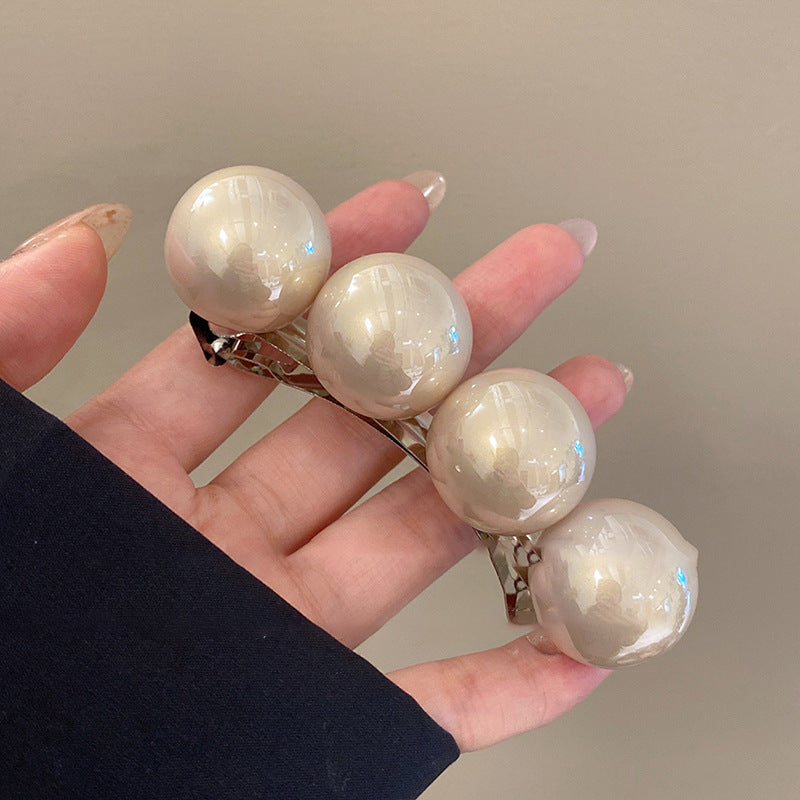 Pinza de pelo rectangular minimalista con perla y mecanismo de resorte para mujer