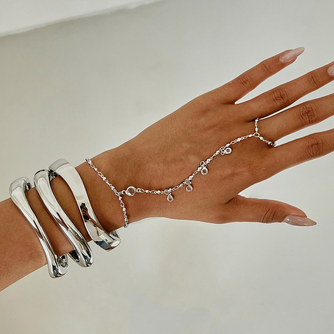 Bracciale rigido aperto da donna in lega lucida con design geometrico irregolare, alla moda e minimalista
