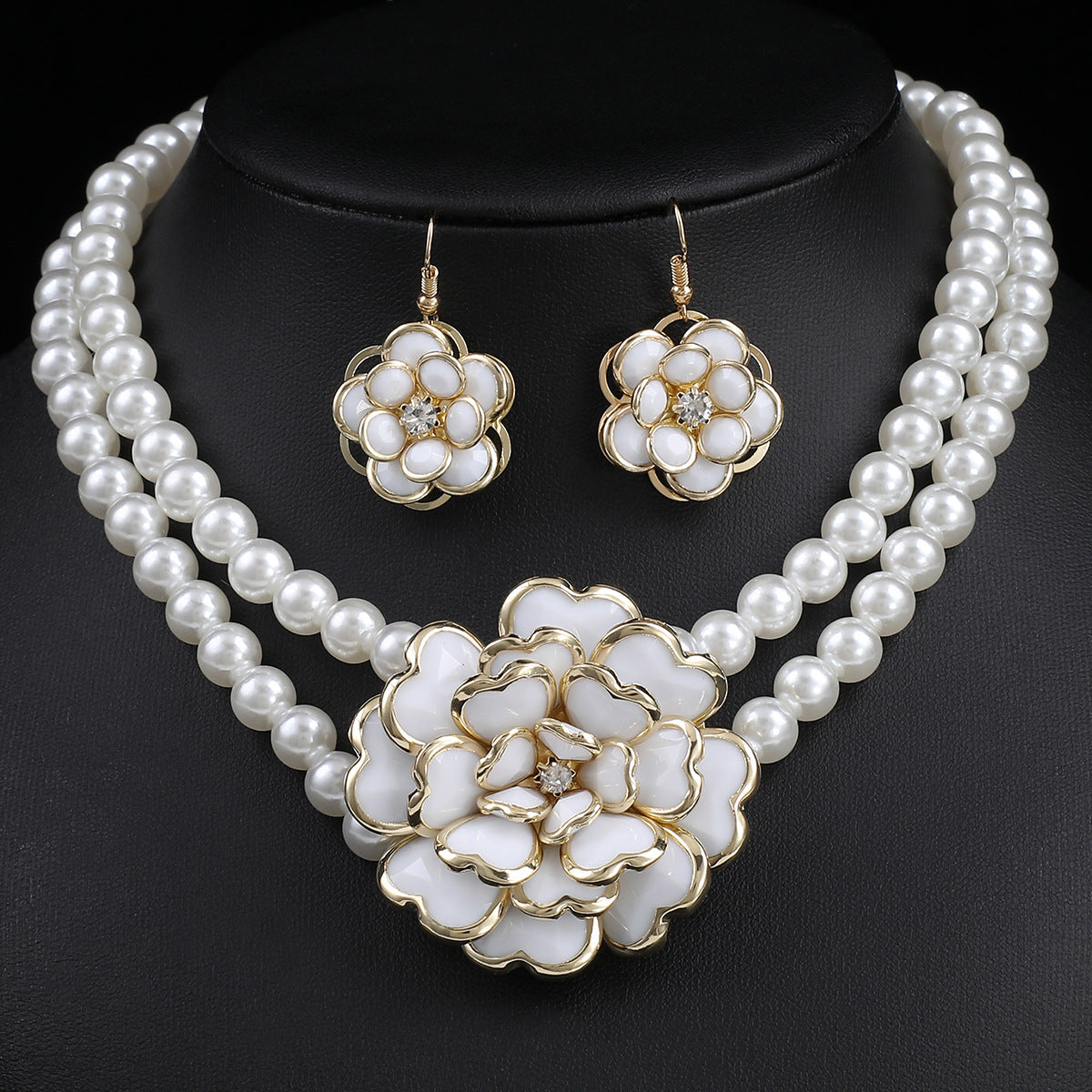 Set di collana e orecchini floreali freschi e delicati con perle per donna con intarsio in acrilico e catena di perle