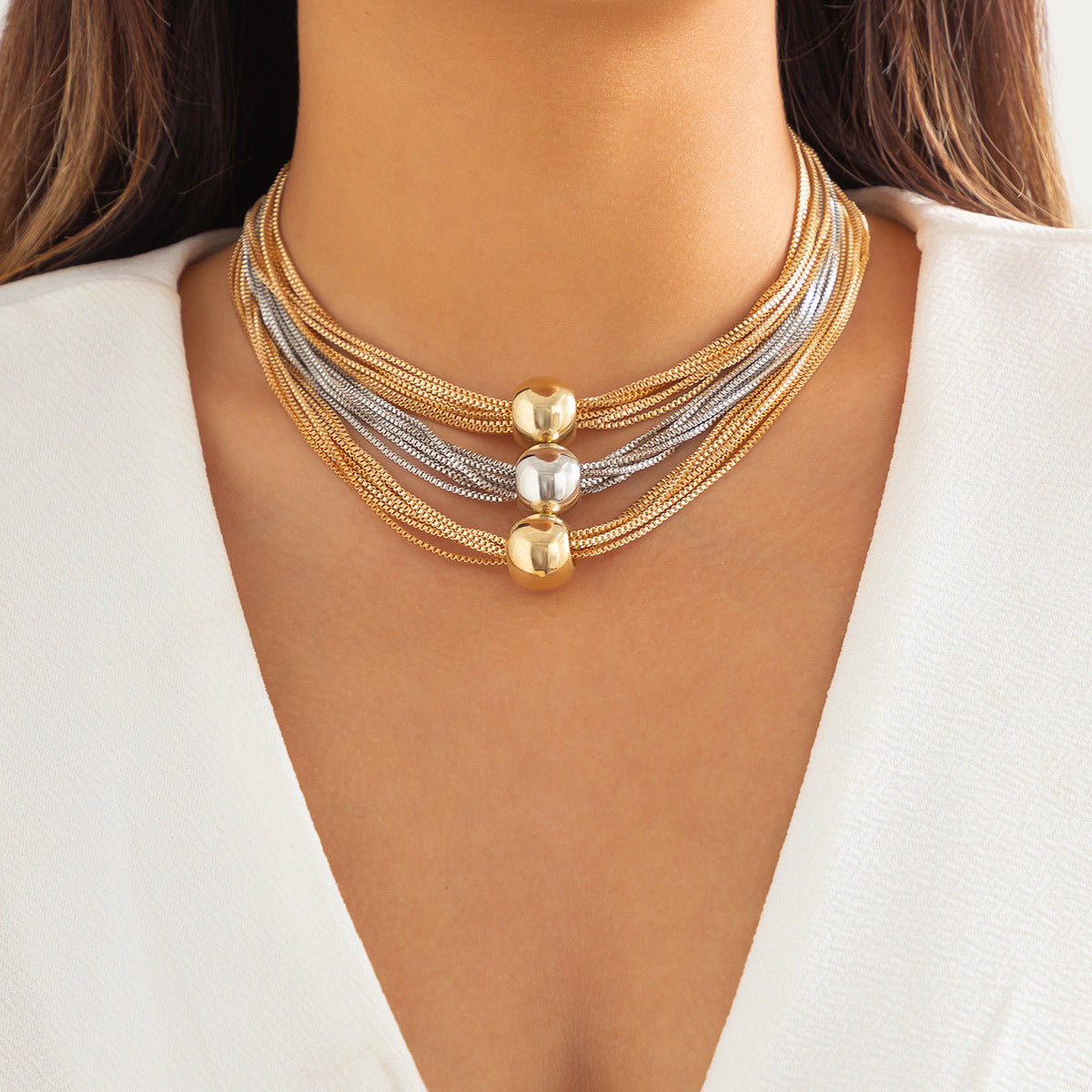 Collana con ciondolo a sfera geometrica minimalista in metallo da donna con finitura placcata e catena a maglie