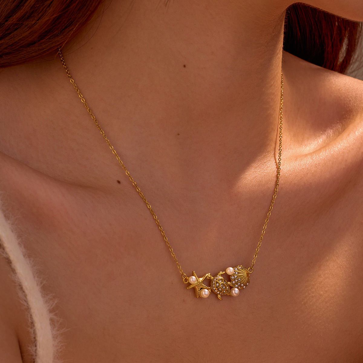 Collana con pendente a tema oceano a forma di stella marina e tartaruga da donna in acciaio inossidabile con intarsi in strass e conchiglia, finitura placcata, catena a clavicola delicata