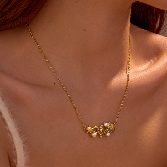 Collana con pendente a tema oceano a forma di stella marina e tartaruga da donna in acciaio inossidabile con intarsi in strass e conchiglia, finitura placcata, catena a clavicola delicata