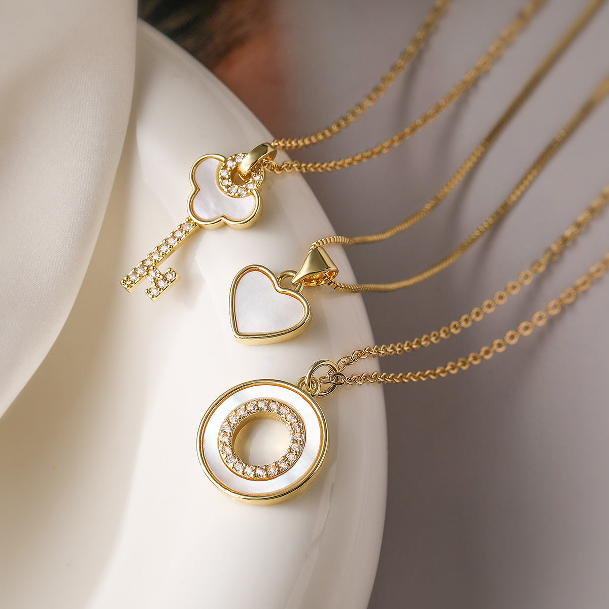 Collana pendente geometrica minimalista con abalone bianco e zirconi in rame placcato oro da donna
