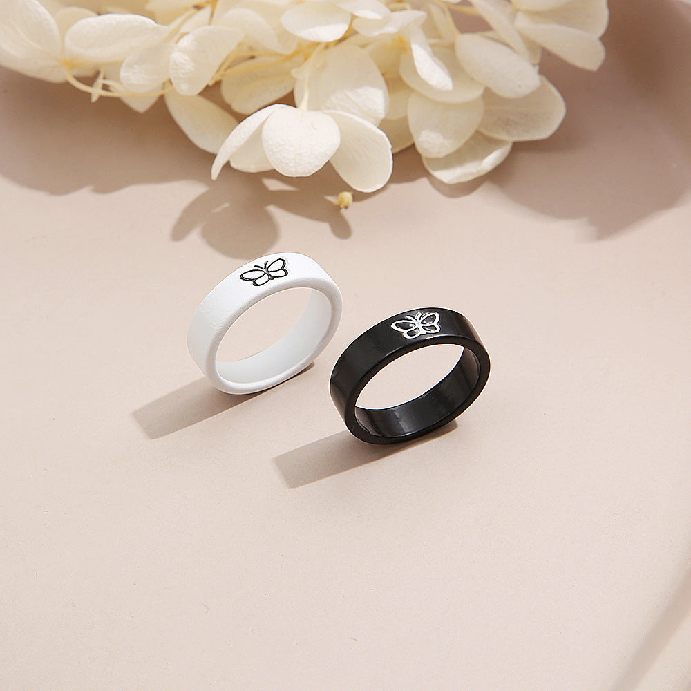 Juego de anillos de resina tallada de mariposa minimalista en blanco y negro para mujer