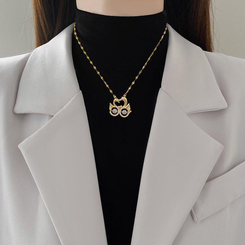 Elegante collar con colgante de cisne para mujeres y hombres, cadena de acero de titanio con incrustaciones de diamantes de imitación, estilo relicario de lujo, diseño geométrico minimalista