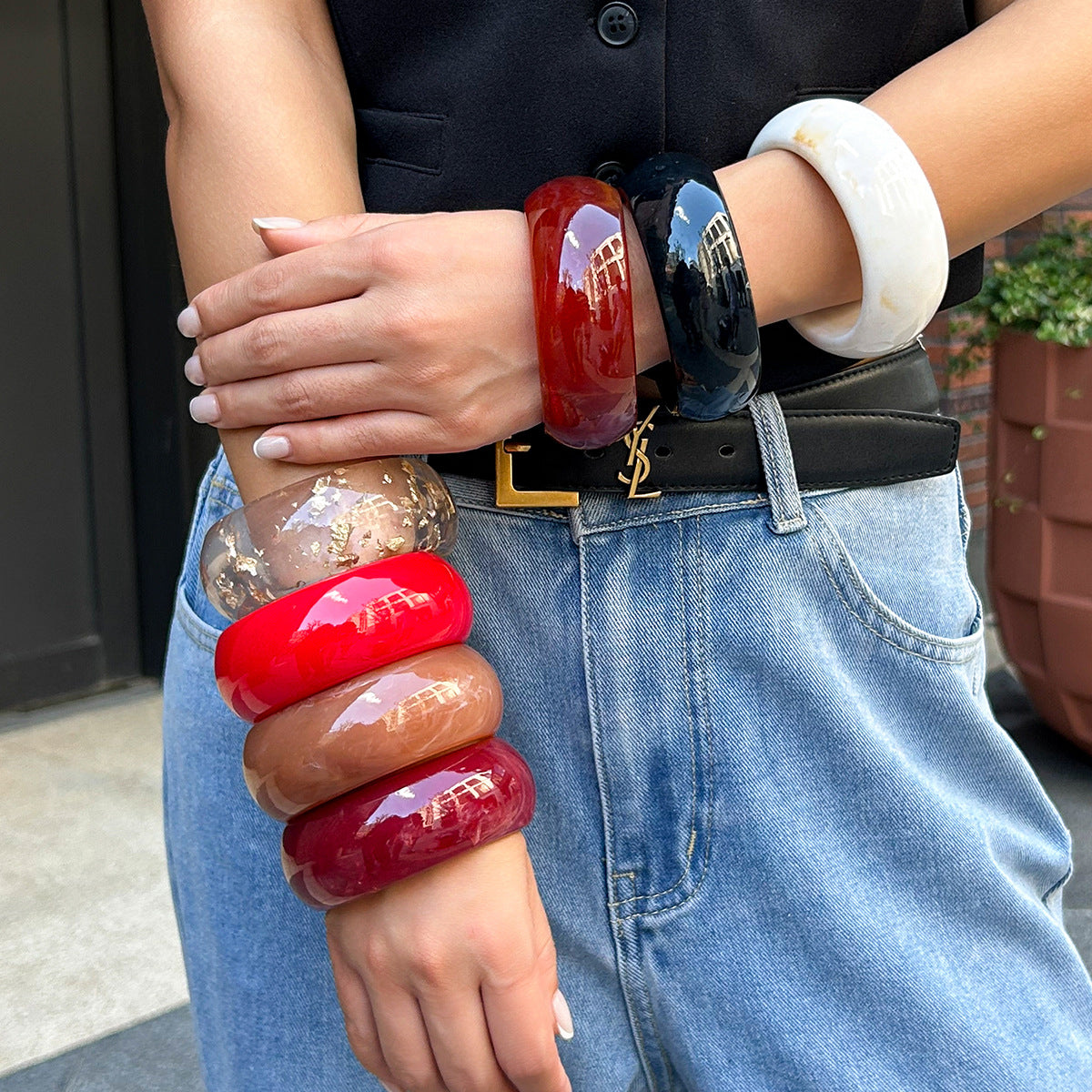 Bracciale geometrico esagerato in acrilico con fascia larga irregolare e accento trasparente