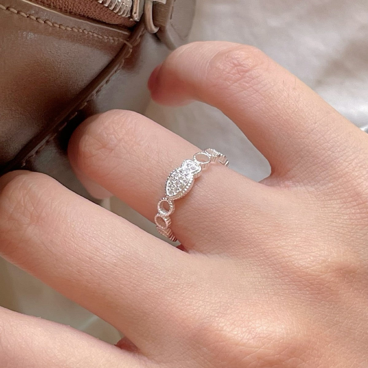 Anello Aperto da Donna Minimalista Dolce in Argento Sterling 925 con Zirconi Cubici a Forma di Pesce e Nota Musicale