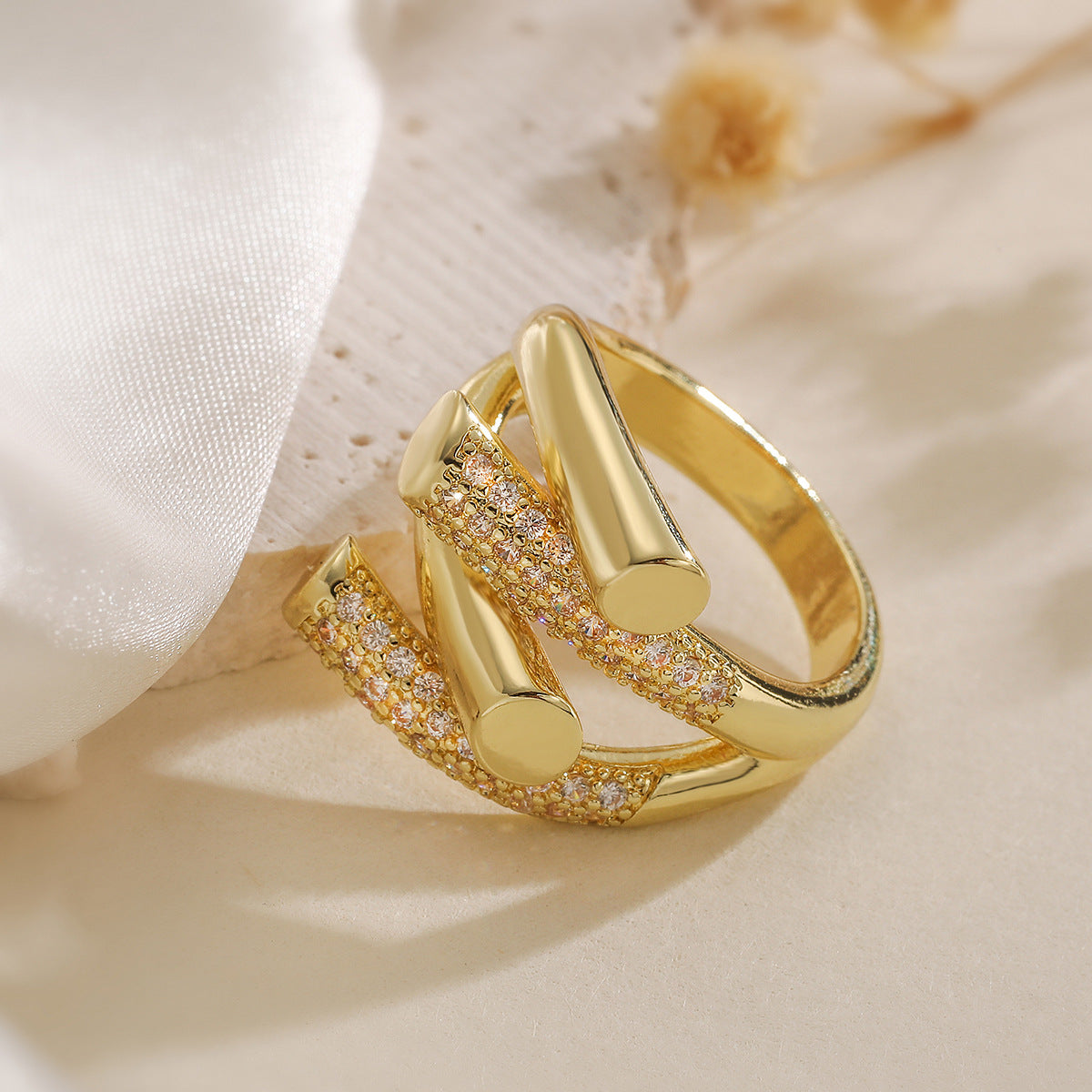 Anello da donna geometrico irregolare in rame con placcatura in oro vero e zirconi micro-incastonati