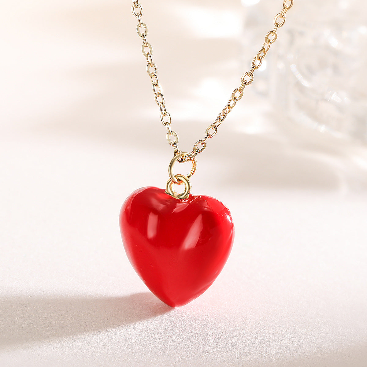 Collar de mujer con dije de corazón minimalista vintage de esmalte rojo, en cobre con baño de oro de 18 quilates