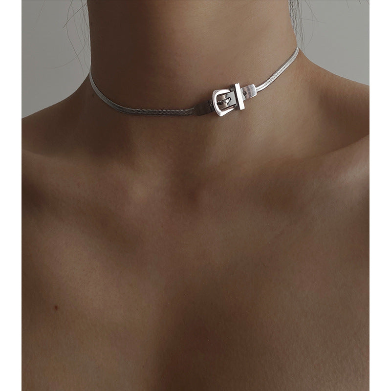 Collar con colgante de cadena de serpiente chapado en acero titanio, dulce y atrevido, para mujer, para la clavícula