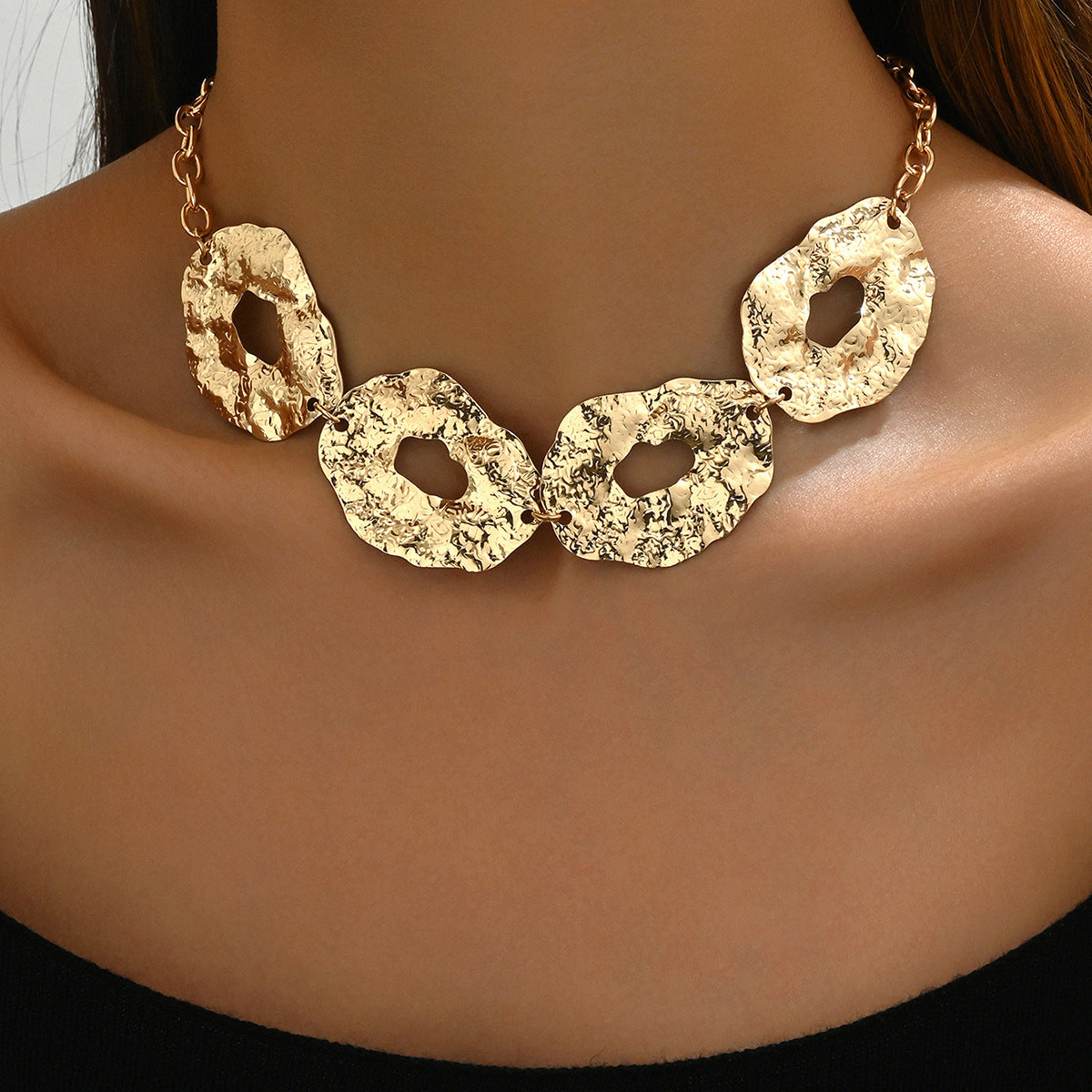 Collana con ciondolo geometrico in lega di zinco da donna, finitura galvanica, design piegato irregolare, catena alla clavicola