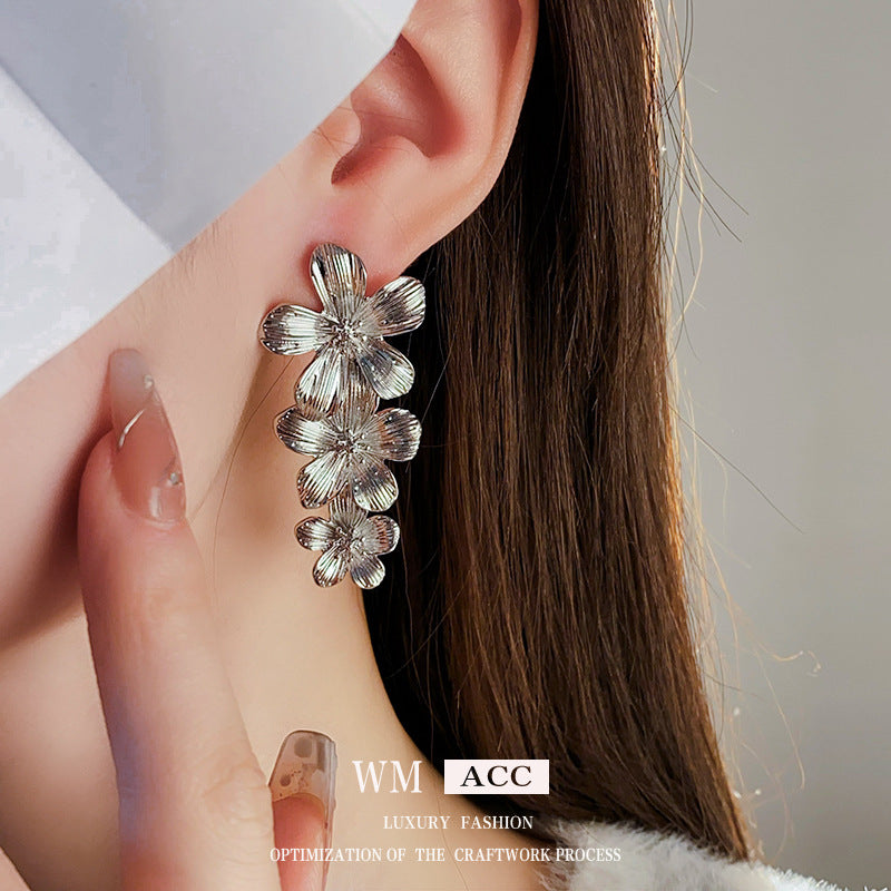 Orecchini floreali vintage in lega con finitura placcata argento e design a frange fluide da donna