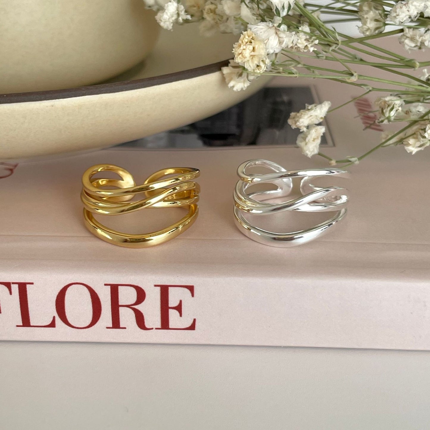 Anillo de plata minimalista con línea irregular para mujer con detalle de nudo en plata de ley 925