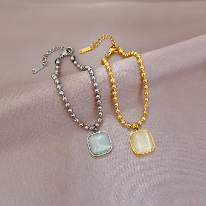 Braccialetto da donna minimalista con perline quadrate a occhio di gatto in acciaio al titanio placcato oro e texture ondulata