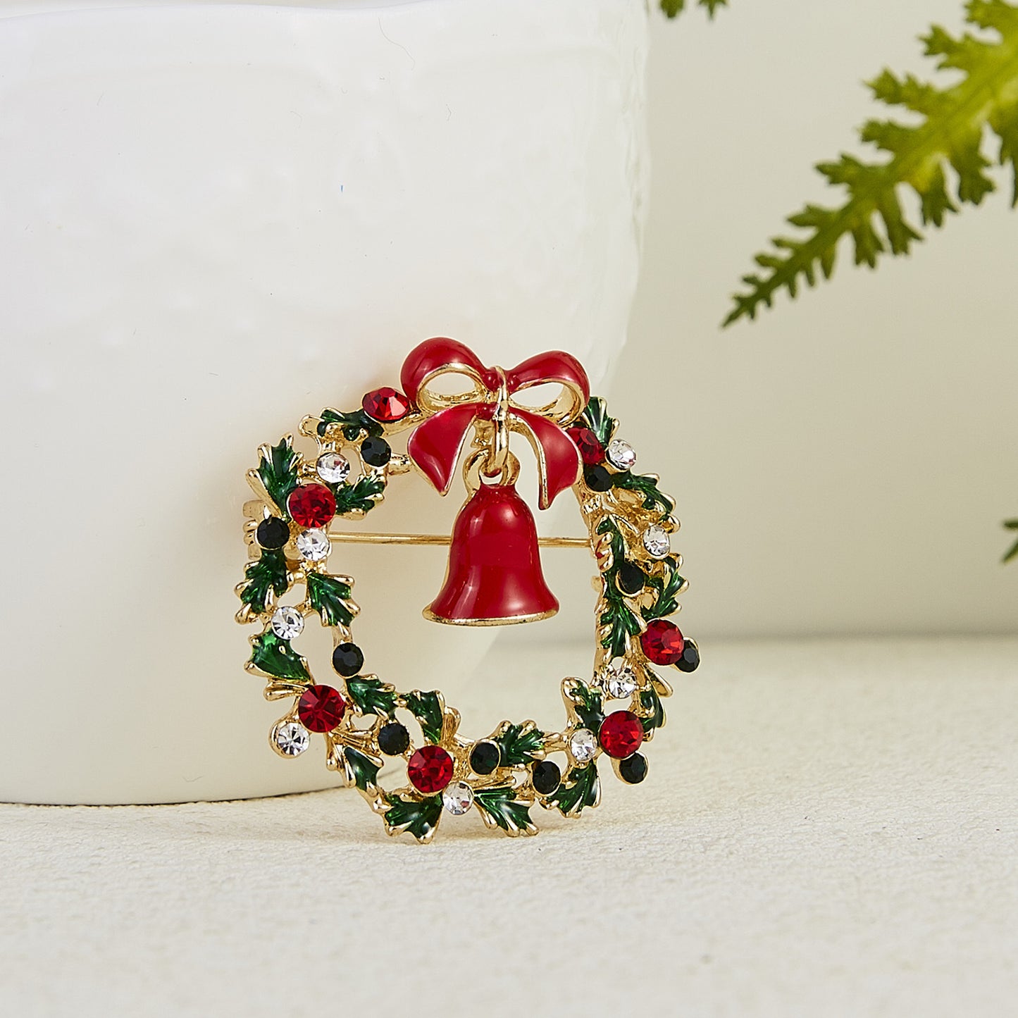 Fashionable Snowflake-Shaped Alloy Brooch with Rhinestone Inlay and Bow Detail for Women and Men