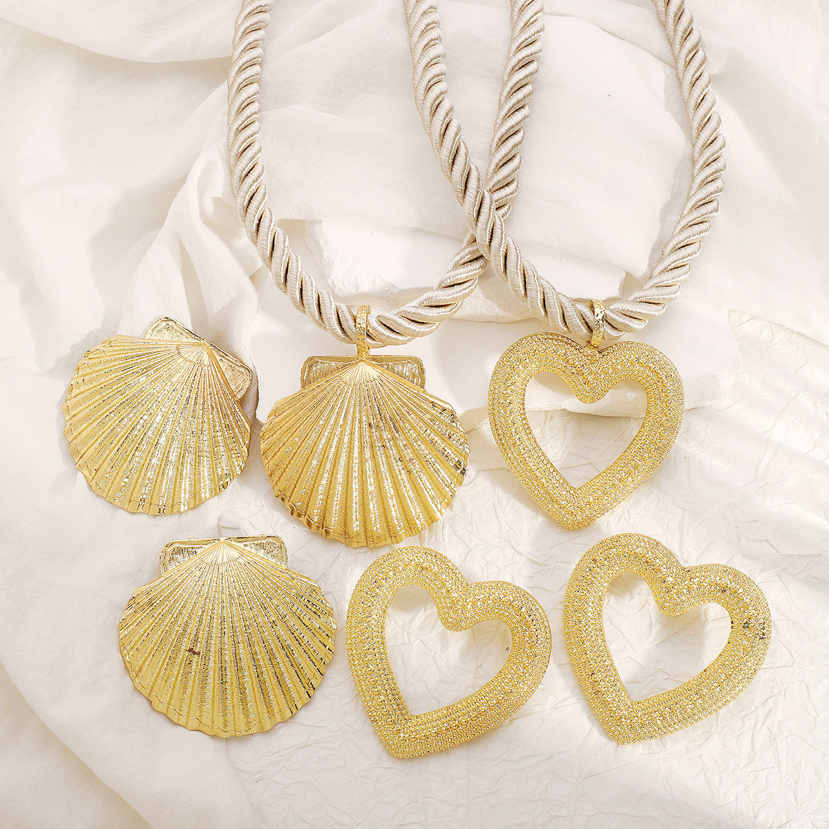 Conjunto de collar y pendientes de aleación con forma de corazón de concha personalizados con acabado galvanizado