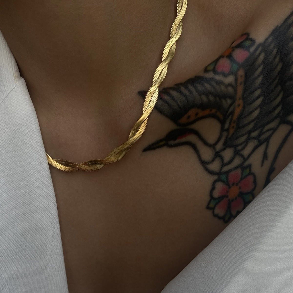 Collana Minimalista Geometrica a Lama in Acciaio al Titanio per Donne e Uomini con Design Intrecciato Color Oro