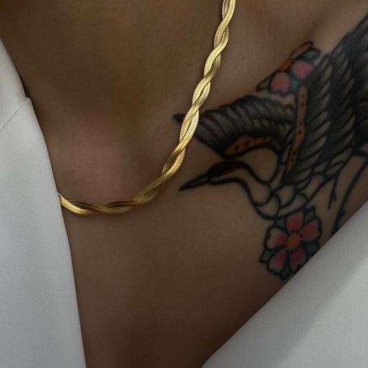 Collar Minimalista Geométrico de Acero de Titanio con Hoja y Diseño Entrelazado Tono Dorado para Mujeres y Hombres