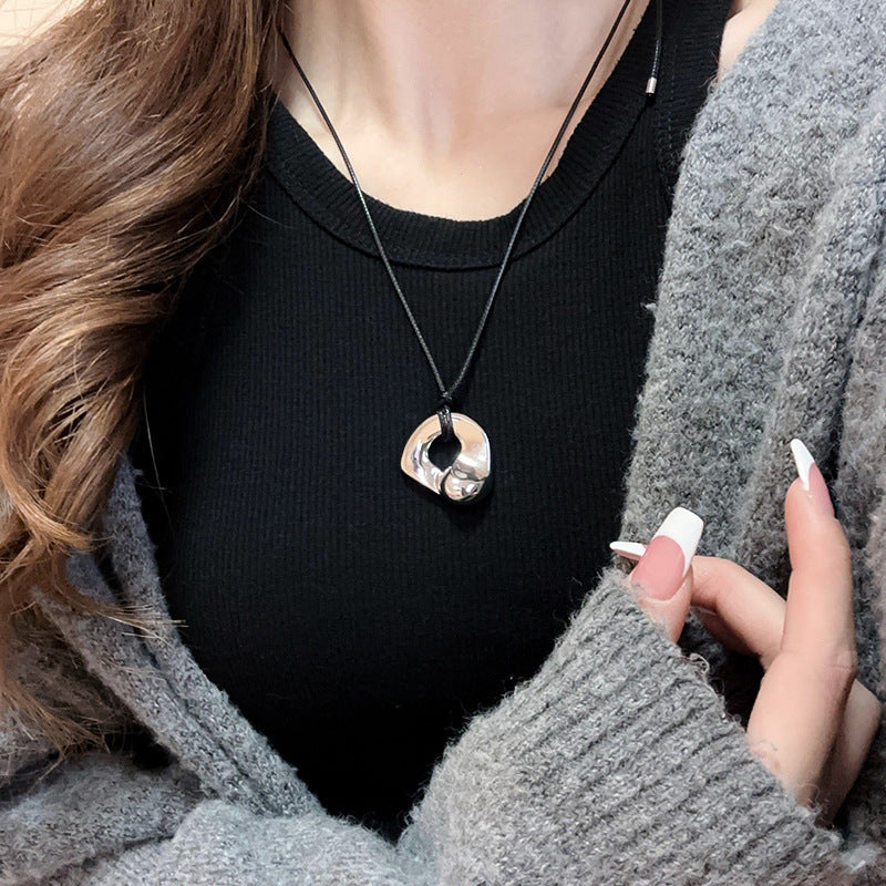 Collana con Pendente Geometrico Minimalista da Donna in Lega con Finitura Elettroplaccata — Catena Leggera per Maglione, Accessorio di Lusso Versatile