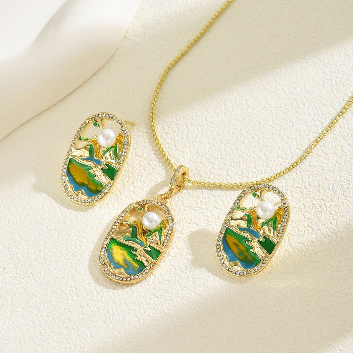 Completo Collana e Orecchini in Lega con Motivo Montagna e Fiume in Stile Ufficio Moda con Intarsi di Strass e Accenti di Perle