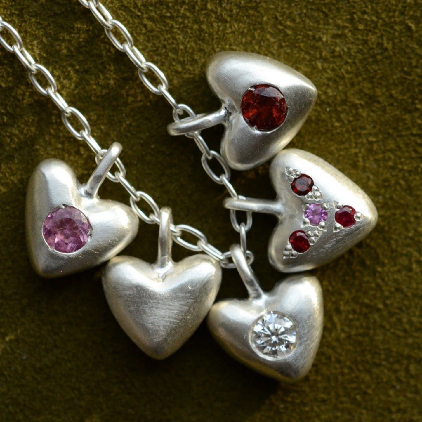 Collana con ciondolo a barra placcato in acciaio inossidabile con zirconi cubici a cuore minimalista