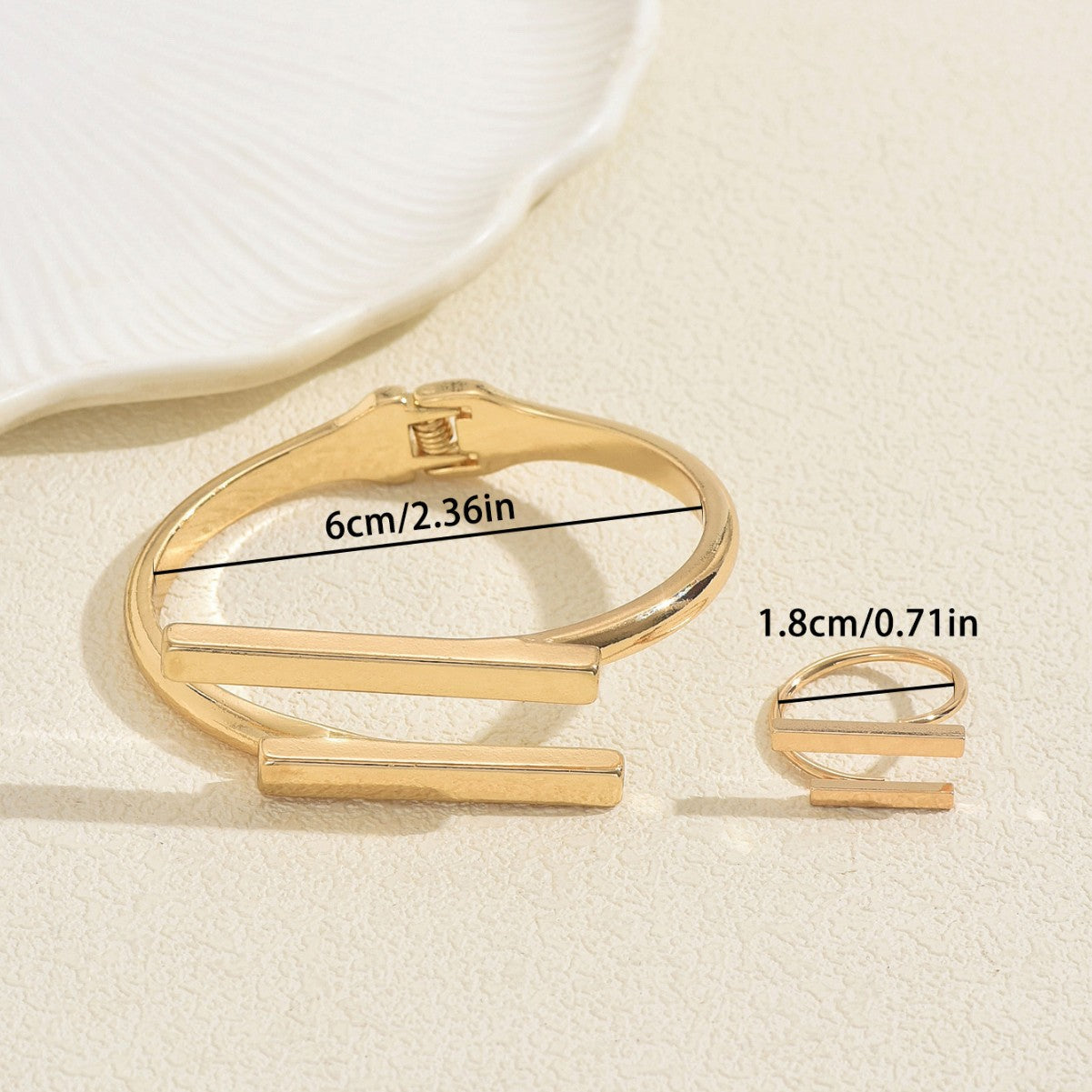 Conjunto de pulsera y anillo minimalistas de aleación de zinc chapada con diseño de lujo ligero y elegante para mujer