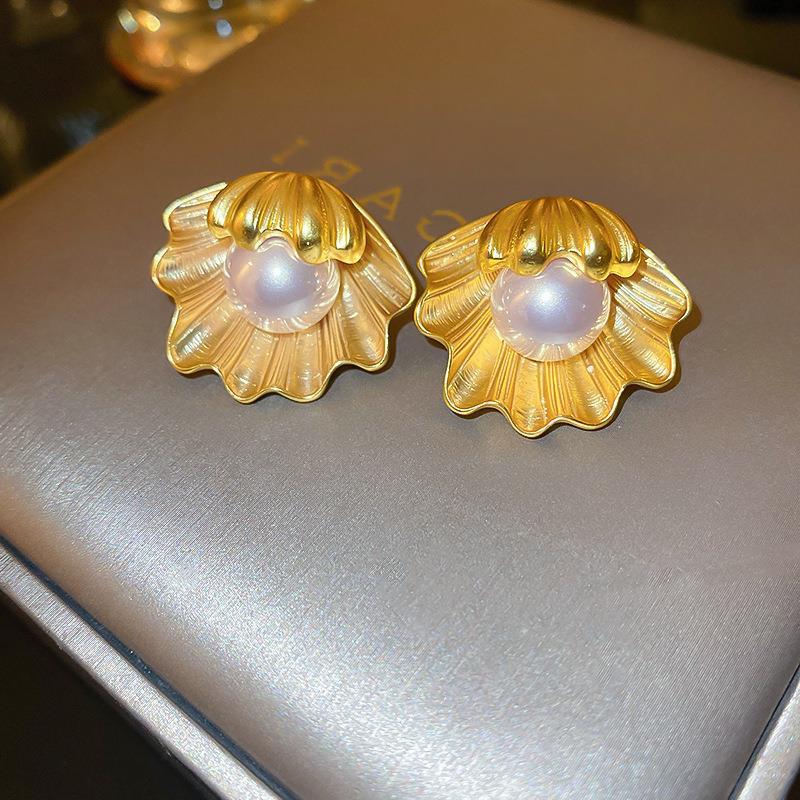 Vintage Floral and Heart-Shaped Alloy Stud Earrings with Gold Plating for Women