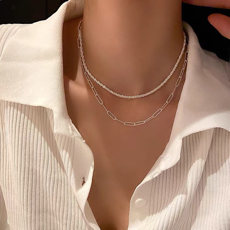Collana con Pendente Quadrato Geometrico Minimalista in Acciaio Titanio con Finitura Placcata e Catena Serpentina