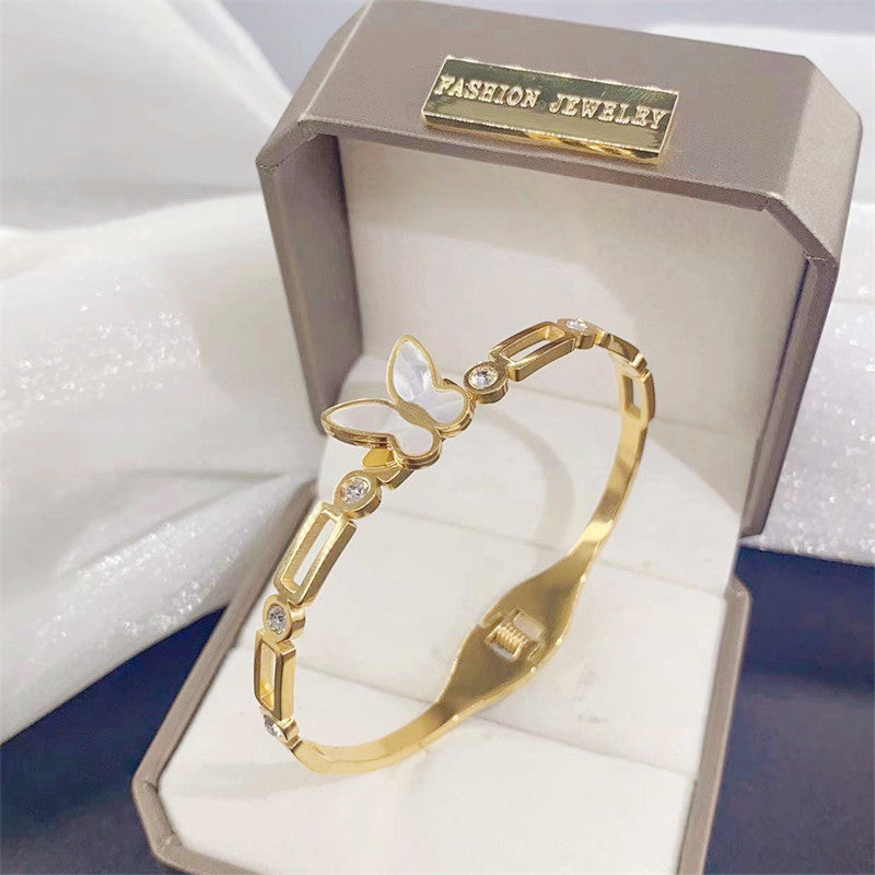 Bracciale a Polsino Minimalista a Farfalla da Donna in Acciaio al Titanio con Intarsi di Strass e Accenti in Madreperla, Finitura Placcata Oro