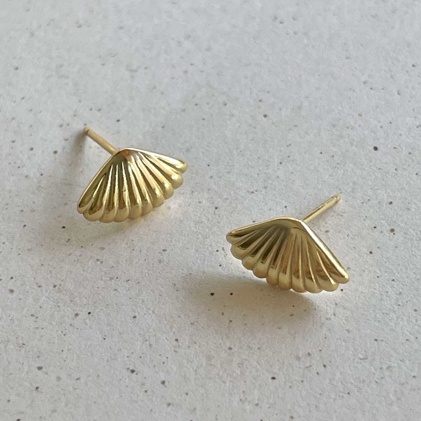 Pendientes minimalistas de tuerca con letra y concha irregular de plata de ley 925