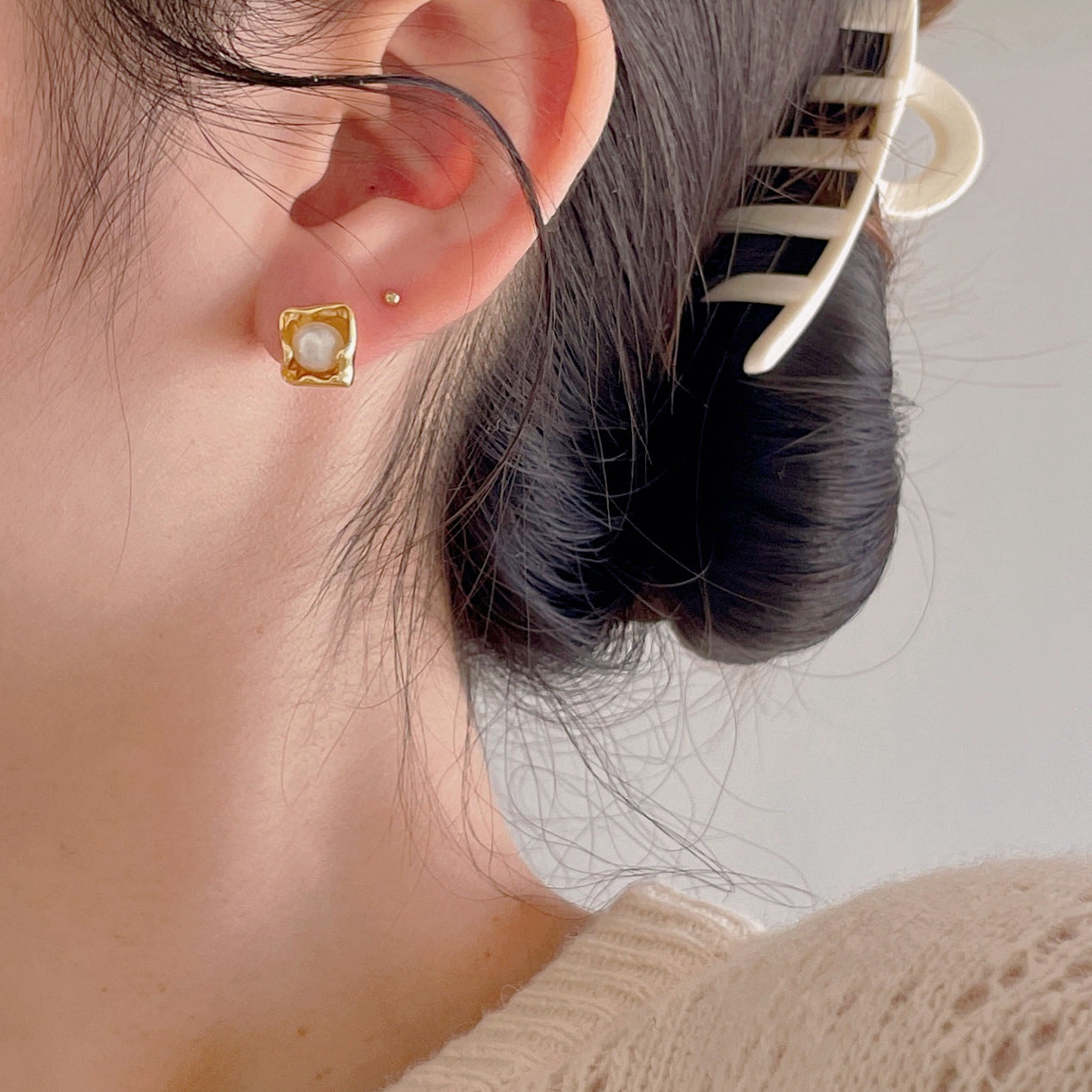 Pendientes Minimalistas de Perlas Geométricas Irregulares en Plata de Ley 925 con Baño de Oro para Mujer