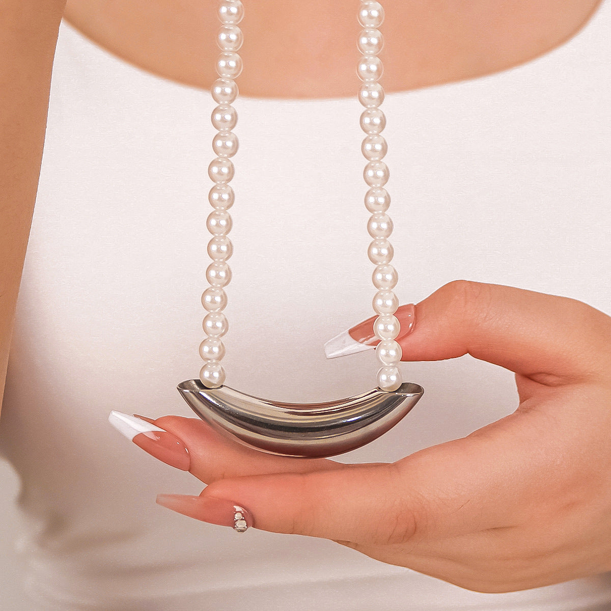 Minimalist Stainless Steel Arc Tube Pearl Necklace for Women with Vacuum Plated 18K Gold Finish and Glass Bead Accents