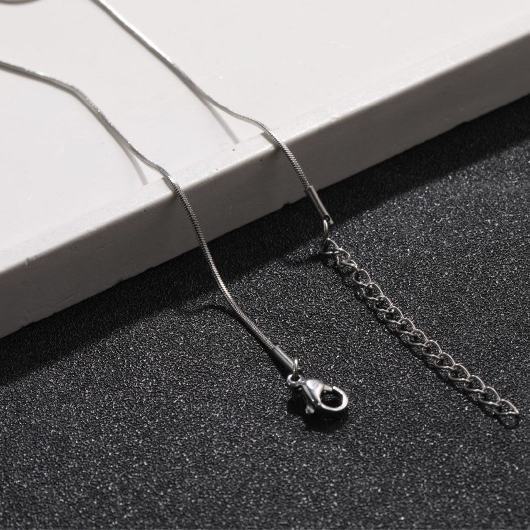 Collana Minimalista in Acciaio al Titanio a Spina di Serpente Quadrata per Uomo e Donna, Ciondolo Ipoallergenico in Acciaio Inossidabile con Finitura Placcata Sottovuoto