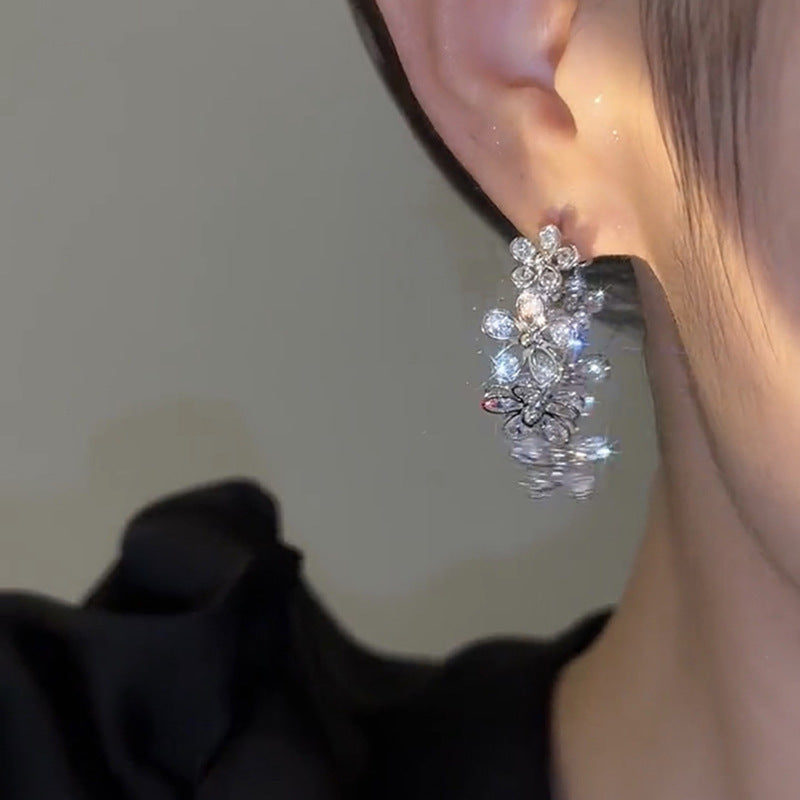 Orecchini a perno da donna in rame con zirconi, dal design floreale leggermente lussuoso, con perni in acciaio inossidabile